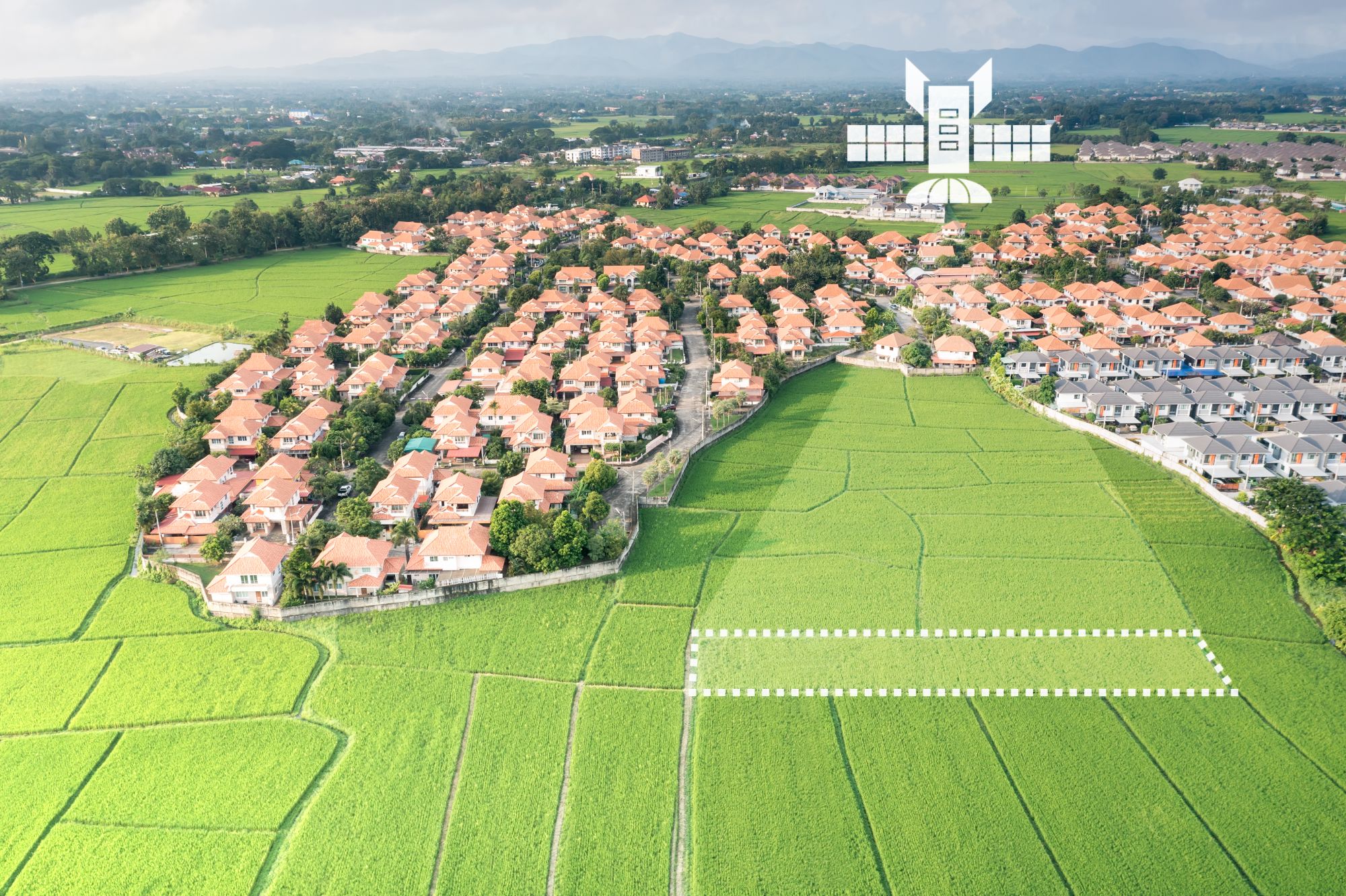 Luchtfoto van een woonwijk grenzend aan landbouwgrond met een gemarkeerd perceel